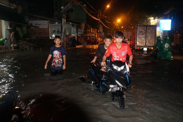 Sau cơn mưa như trút, phía đông Sài Gòn chìm trong biển nước - 5 Sau cơn mưa như trút, phía đông Sài Gòn chìm trong biển nước - 5