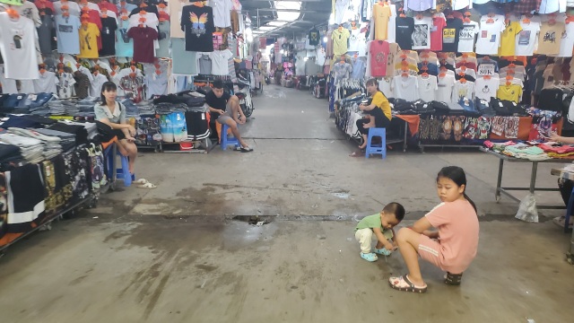 Dịch Covid-19: Công nhân giảm việc, tiểu thương ở chợ ế theo - 6 Dịch Covid-19: Công nhân giảm việc, tiểu thương ở chợ ế theo - 6