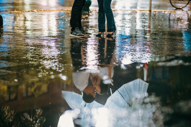 Hà Nội dưới mưa với những con phố nhỏ đẹp lung linh sẽ làm bạn ngất ngây. Bộ ảnh về cặp đôi trẻ lãng mạn này sẽ mang lại cho bạn một trải nghiệm đầy lãng mạn khi cảm nhận được vẻ đẹp của thành phố trong mưa.