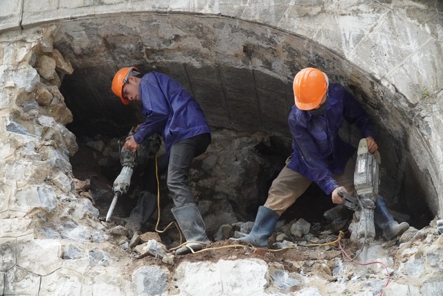 Hà Nội: Cận cảnh quá trình đục thông vòm cầu trăm tuổi tại phố Phùng Hưng - 1 Hà Nội: Cận cảnh quá trình đục thông vòm cầu trăm tuổi tại phố Phùng Hưng - 1