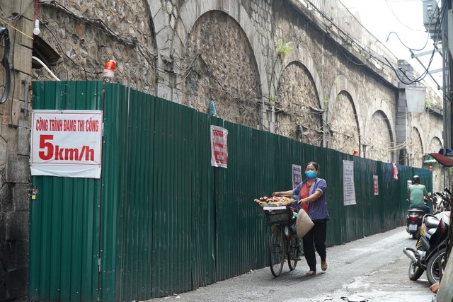 Hà Nội: Cận cảnh quá trình đục thông vòm cầu trăm tuổi tại phố Phùng Hưng - 5