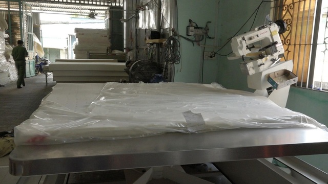 Phát hiện gần 600 tấn nệm “dỏm”, nghi giả mạo thương hiệu nổi tiếng - 2 Phát hiện gần 600 tấn nệm “dỏm”, nghi giả mạo thương hiệu nổi tiếng - 2