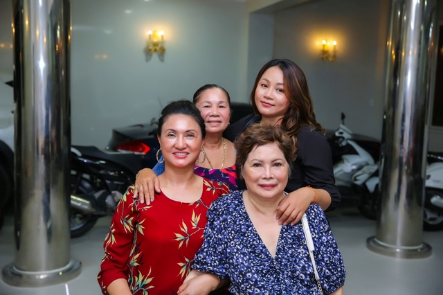 Mẹ Ngọc Sơn vượt bạo bệnh sau khi được đưa từ Mỹ về nước cách ly điều trị - 7 Mẹ Ngọc Sơn vượt bạo bệnh sau khi được đưa từ Mỹ về nước cách ly điều trị - 7