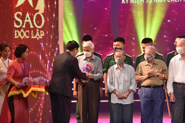 “Sao Độc lập”- xúc động những cuộc giao lưu với nhân chứng lịch sử - 2 “Sao Độc lập”- xúc động những cuộc giao lưu với nhân chứng lịch sử - 2