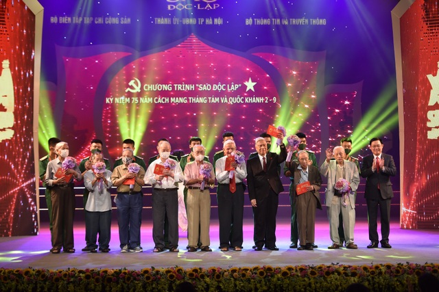 “Sao Độc lập”- xúc động những cuộc giao lưu với nhân chứng lịch sử - 3 “Sao Độc lập”- xúc động những cuộc giao lưu với nhân chứng lịch sử - 3