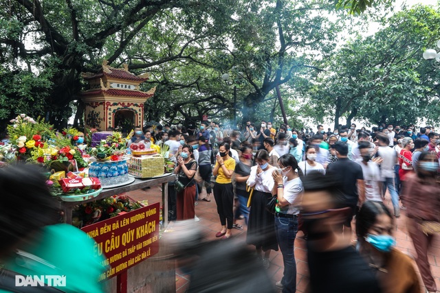 Đóng cửa Phủ Tây Hồ khi hàng trăm khách kéo đến lễ tháng Bảy - 1 Đóng cửa Phủ Tây Hồ khi hàng trăm khách kéo đến lễ tháng Bảy - 1