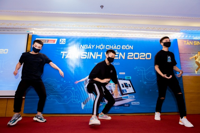 Không chờ kết quả xét tuyển Đại học, đông phụ huynh và sĩ tử tìm trường nhập học sớm để chắc suất ngành hot - 1 Không chờ kết quả xét tuyển Đại học, đông phụ huynh và sĩ tử tìm trường nhập học sớm để chắc suất ngành hot - 1