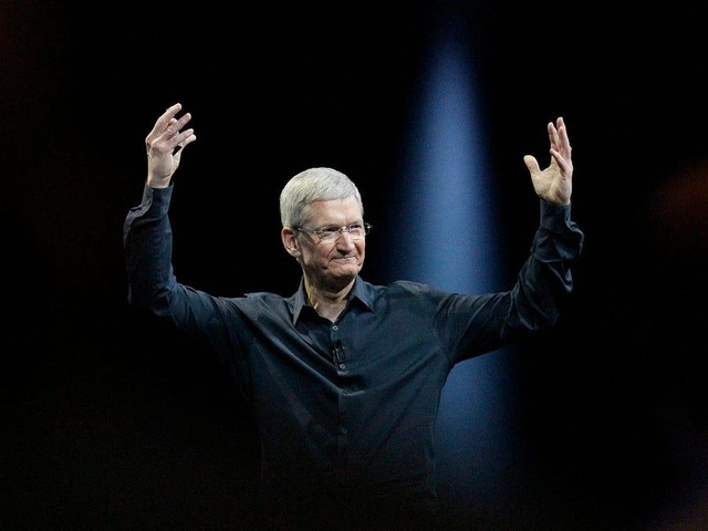 Apple trở thành công ty đầu tiên của Mỹ vượt mốc giá trị 2.000 tỷ USD - 1
