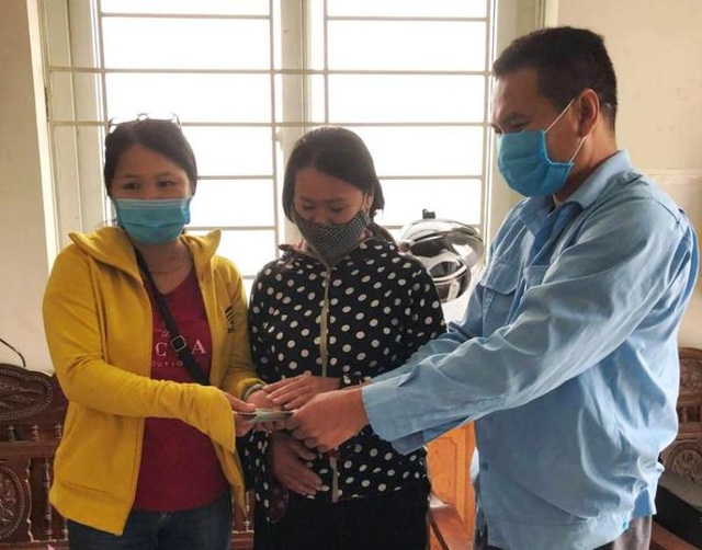 Nữ phụ hồ trả lại 150 triệu đồng nhặt được trong tấm bạt phơi lúa - 3 Nữ phụ hồ trả lại 150 triệu đồng nhặt được trong tấm bạt phơi lúa - 3