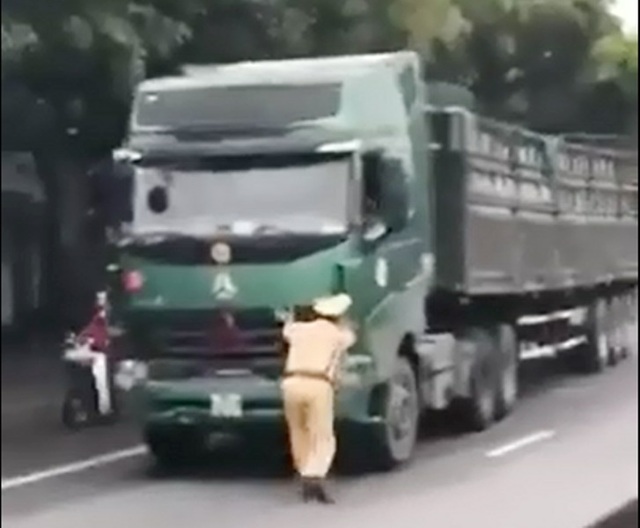 Giám đốc Công an Ninh Bình chỉ đạo xử nghiêm vụ xe quá tải đẩy CSGT đi lùi - 1 Giám đốc Công an Ninh Bình chỉ đạo xử nghiêm vụ xe quá tải đẩy CSGT đi lùi - 1