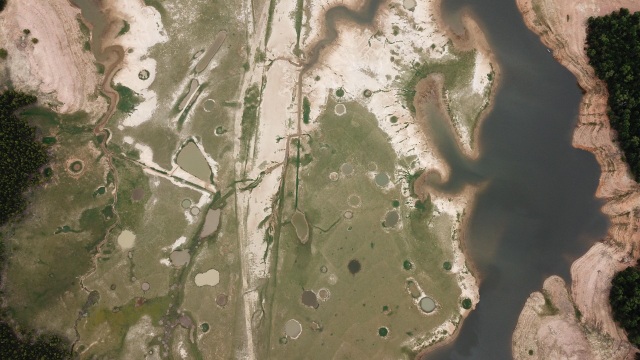 Có một sân bay LiBi đang nằm dưới lòng hồ Kẻ Gỗ - 7