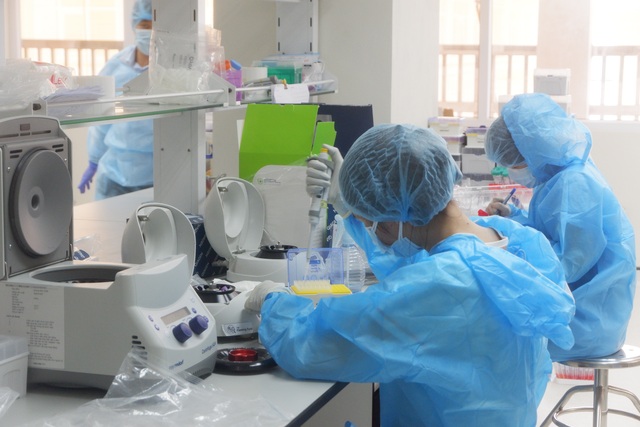 Một ngày tại công xưởng truy tìm virus SARS-CoV-2 - 2 Một ngày tại công xưởng truy tìm virus SARS-CoV-2 - 2