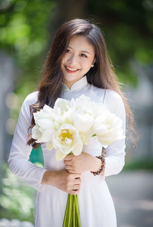 Hot girl Ngoại thương chuẩn “con nhà người ta”: Xinh đẹp, lại học giỏi - 1 Hot girl Ngoại thương chuẩn “con nhà người ta”: Xinh đẹp, lại học giỏi - 1