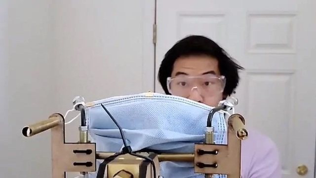 Youtuber chế máy đeo khẩu trang tự động để phòng Covid-19 - 2 Youtuber chế máy đeo khẩu trang tự động để phòng Covid-19 - 2