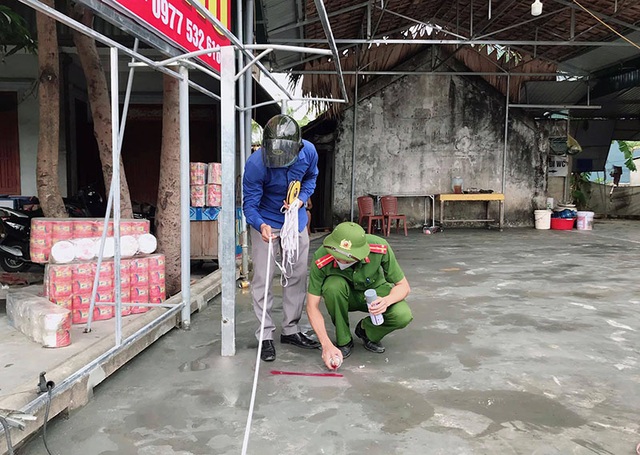 Buộc tháo dỡ hơn 40 biển quảng cáo gây mất an toàn giao thông - 2 Buộc tháo dỡ hơn 40 biển quảng cáo gây mất an toàn giao thông - 2