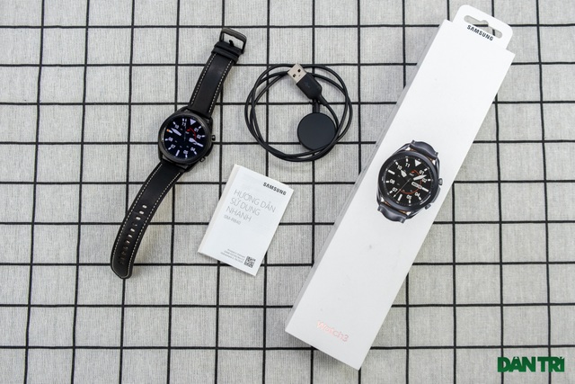 Mở hộp Galaxy Watch 3, so sánh cùng đối thủ Apple Watch - 2