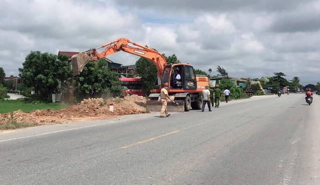 Buộc tháo dỡ hơn 40 biển quảng cáo gây mất an toàn giao thông - 3 Buộc tháo dỡ hơn 40 biển quảng cáo gây mất an toàn giao thông - 3