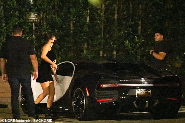 Kylie Jenner mặc váy bó, lái xe triệu đô ra phố - 3 Kylie Jenner mặc váy bó, lái xe triệu đô ra phố - 3