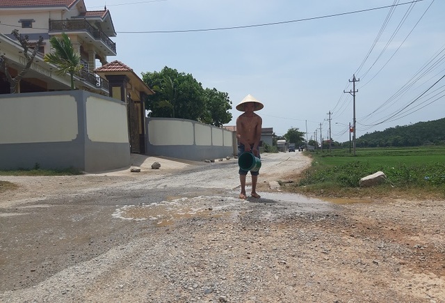 Quảng Bình: Dân khốn khổ vì con đường huyết mạch xuống cấp nghiêm trọng - 4 Quảng Bình: Dân khốn khổ vì con đường huyết mạch xuống cấp nghiêm trọng - 4