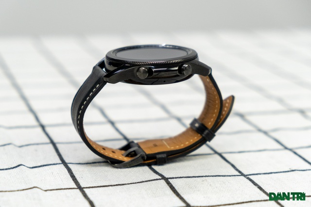 Mở hộp Galaxy Watch 3, so sánh cùng đối thủ Apple Watch - 6