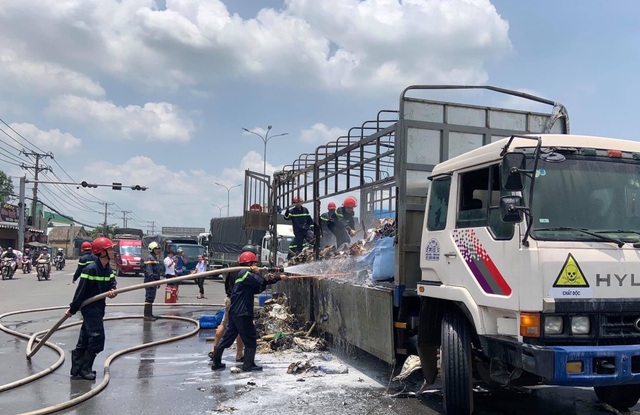 Xe tải chở hoá chất bốc cháy ngùn ngụt trên Quốc lộ 51 - 2 Xe tải chở hoá chất bốc cháy ngùn ngụt trên Quốc lộ 51 - 2