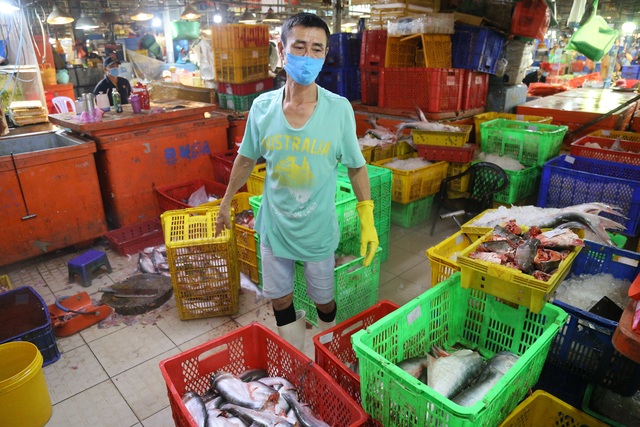 Thầy giáo chuyển nghề mua được nhà sau 11 năm thức đêm làm ...thợ mổ cá - 3 Thầy giáo chuyển nghề mua được nhà sau 11 năm thức đêm làm ...thợ mổ cá - 3