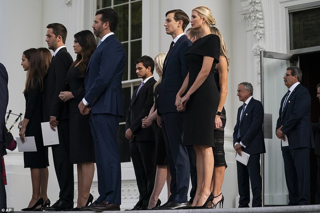 Ông Trump tổ chức tang lễ cho em trai tại Nhà Trắng - 4