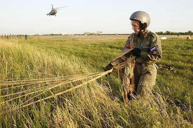 Vẻ đẹp của những nữ phi công quân sự tương lai Nga - 6