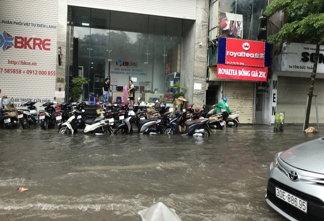Đường Hà Nội mênh mông nước, xe bơi trên phố cổ - 8 Đường Hà Nội mênh mông nước, xe bơi trên phố cổ - 8