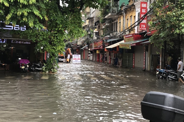 Đường Hà Nội mênh mông nước, xe bơi trên phố cổ - 6 Đường Hà Nội mênh mông nước, xe bơi trên phố cổ - 6