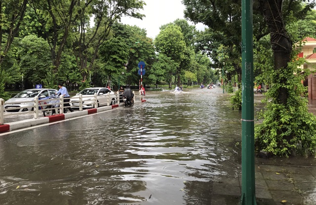Đường Hà Nội mênh mông nước, xe bơi trên phố cổ - 10 Đường Hà Nội mênh mông nước, xe bơi trên phố cổ - 10