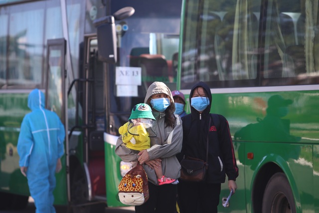 Đưa người lao động Quảng Ngãi bị “mắc kẹt” ở Đà Nẵng về quê - 5 Đưa người lao động Quảng Ngãi bị “mắc kẹt” ở Đà Nẵng về quê - 5