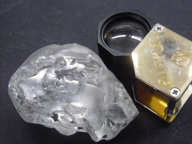 Đào được viên kim cương có giá trị nhất thế giới: 442 carat tại châu Phi - 1