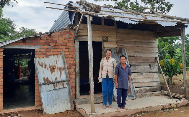 Thương gia đình 3 đứa con bỏ học vì quá nghèo, ngủ trong nhà chỉ sợ nhà sập - 2 Thương gia đình 3 đứa con bỏ học vì quá nghèo, ngủ trong nhà chỉ sợ nhà sập - 2