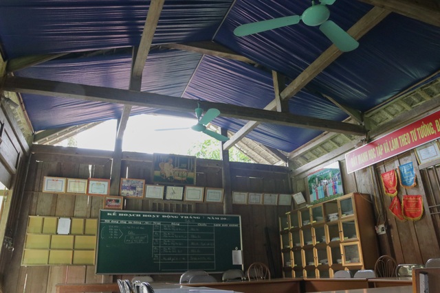 Hàng chục thầy trò nơm nớp lo sợ dưới mái trường chờ sập, vữa rơi từng mảng - 13 Hàng chục thầy trò nơm nớp lo sợ dưới mái trường chờ sập, vữa rơi từng mảng - 13