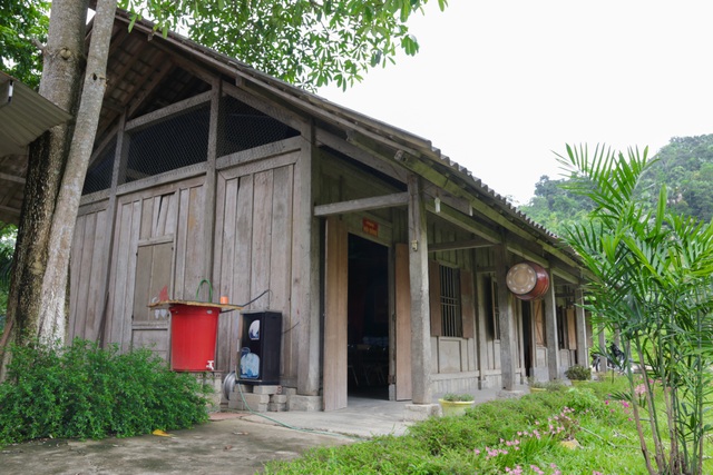 Hàng chục thầy trò nơm nớp lo sợ dưới mái trường chờ sập, vữa rơi từng mảng - 12 Hàng chục thầy trò nơm nớp lo sợ dưới mái trường chờ sập, vữa rơi từng mảng - 12