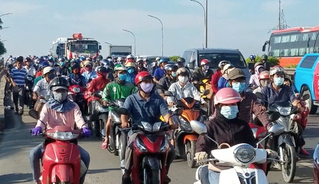 5 ô tô dồn toa, giao thông cửa ngõ TPHCM ùn tắc ngày đầu tuần - 4 5 ô tô dồn toa, giao thông cửa ngõ TPHCM ùn tắc ngày đầu tuần - 4