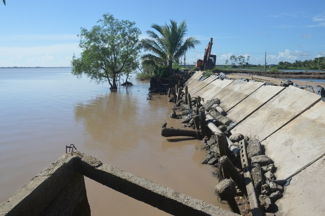 Người dân hoang mang tố thủ phạm gây sạt lở nghiêm trọng hai bờ sông Hậu - 9 Người dân hoang mang tố thủ phạm gây sạt lở nghiêm trọng hai bờ sông Hậu - 9