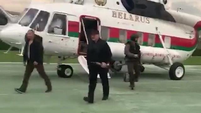 Video Tổng thống Belarus mang súng trường gây chú ý giữa lúc biểu tình - 1 Video Tổng thống Belarus mang súng trường gây chú ý giữa lúc biểu tình - 1