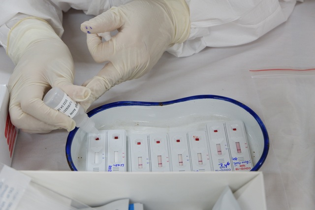 Người đàn ông phát hiện mắc Covid-19 sau hai lần test nhanh âm tính - 2 Người đàn ông phát hiện mắc Covid-19 sau hai lần test nhanh âm tính - 2