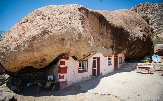 Ngôi nhà kỳ lạ nằm dưới tảng đá nặng 850 tấn giữa sa mạc rộng lớn - 1