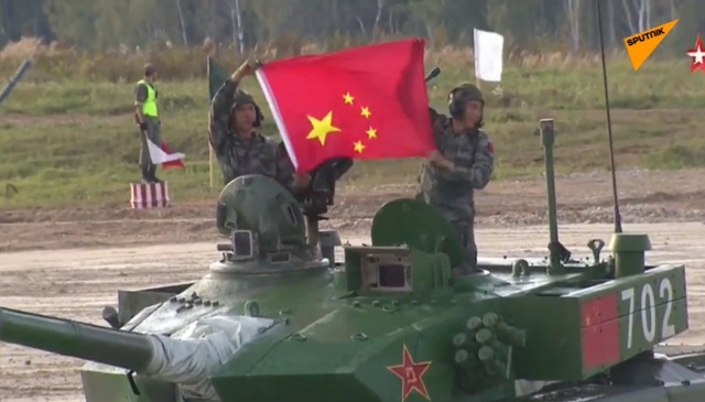 Trong hình ảnh này, chúng ta được chứng kiến một cuộc diễu hành xe tăng ấn tượng của Trung Quốc trong đó cờ Quốc kỳ được cầm ngược. Đây là một hình ảnh liên quan đến chiến tranh và những tranh chấp chính trị giữa các quốc gia. Hãy cùng xem để hiểu thêm về tầm quan trọng của biểu tượng quốc gia và những tranh cãi nó gây ra.