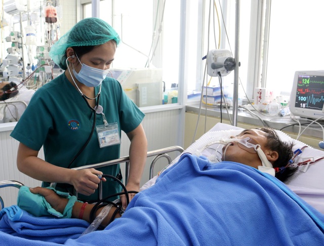 Cố giữ chân cho người đàn ông “ôm” rắn đi cấp cứu - 1 Cố giữ chân cho người đàn ông “ôm” rắn đi cấp cứu - 1