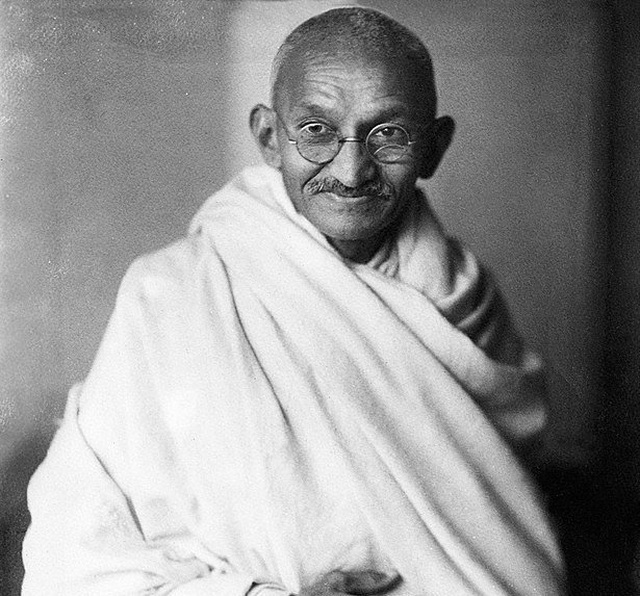 Đấu giá cặp kính mạ vàng của lãnh tụ Ấn Độ Mahatma Gandhi: Chốt 340.000 USD - 2 Đấu giá cặp kính mạ vàng của lãnh tụ Ấn Độ Mahatma Gandhi: Chốt 340.000 USD - 2