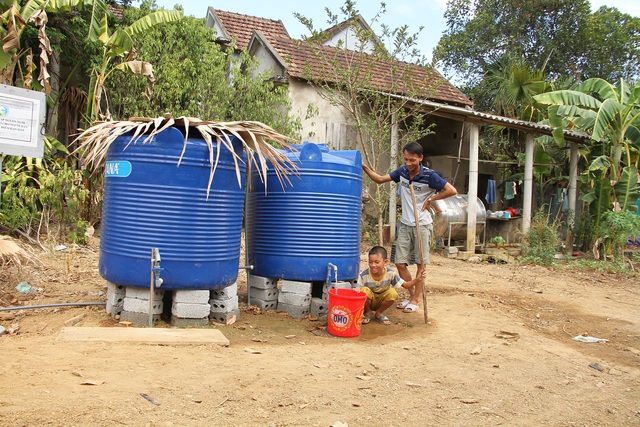 Lập điểm cấp nước sạch miễn phí cho người dân vùng hạn hán, xâm nhập mặn - 1 Lập điểm cấp nước sạch miễn phí cho người dân vùng hạn hán, xâm nhập mặn - 1