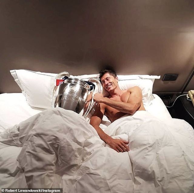 Lewandowski gây sốt khi ôm Cúp vô địch Champions League nằm ngủ - 1 Lewandowski gây sốt khi ôm Cúp vô địch Champions League nằm ngủ - 1