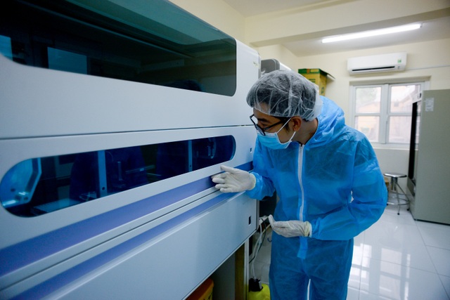 Tăng năng lực xét nghiệm bảo vệ người dân trong vòng vây dịch Covid-19 - 3 Tăng năng lực xét nghiệm bảo vệ người dân trong vòng vây dịch Covid-19 - 3