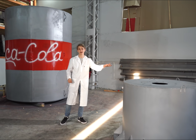 YouTuber nghịch dại với thử thách trộn soda vào 10.000 lít Coca-Cola - 2 YouTuber nghịch dại với thử thách trộn soda vào 10.000 lít Coca-Cola - 2