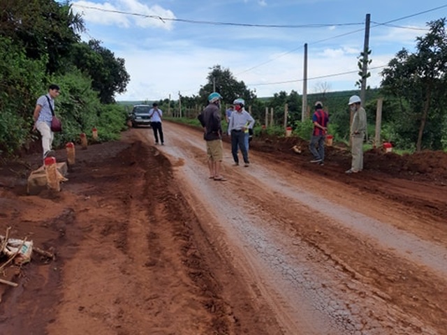 Gia Lai: Người dân khốn đốn vì đường giao thông bị đất lấp dày cả gang tay - 2 Gia Lai: Người dân khốn đốn vì đường giao thông bị đất lấp dày cả gang tay - 2