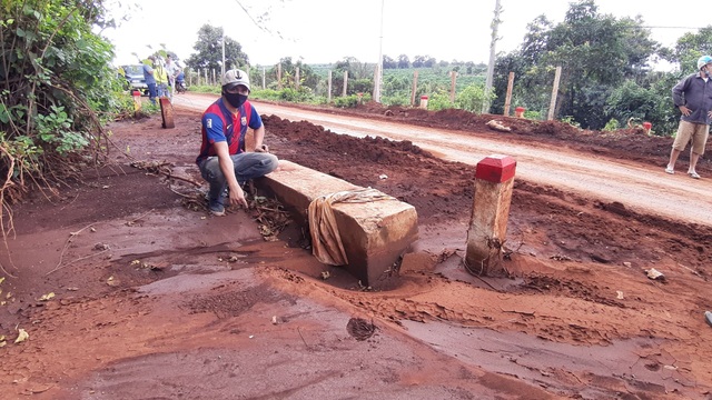 Gia Lai: Người dân khốn đốn vì đường giao thông bị đất lấp dày cả gang tay - 1 Gia Lai: Người dân khốn đốn vì đường giao thông bị đất lấp dày cả gang tay - 1